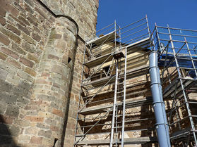 Zimmereiarbeiten an St. Cescentius (Foto: Karl-Franz Thiede)